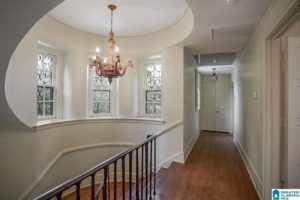 2980-mountain-brook-parkway-upper-landing-staircase