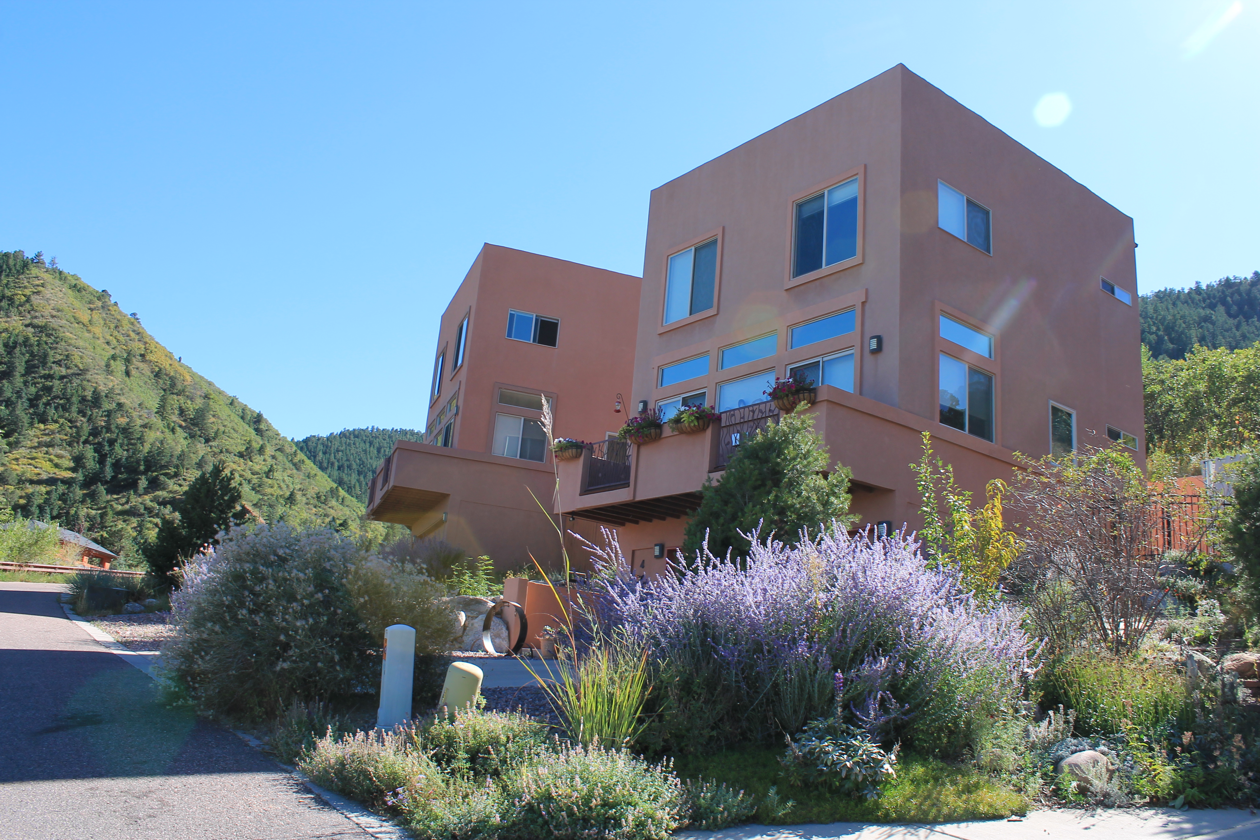 Manitou Springs - Woodleaf Realty