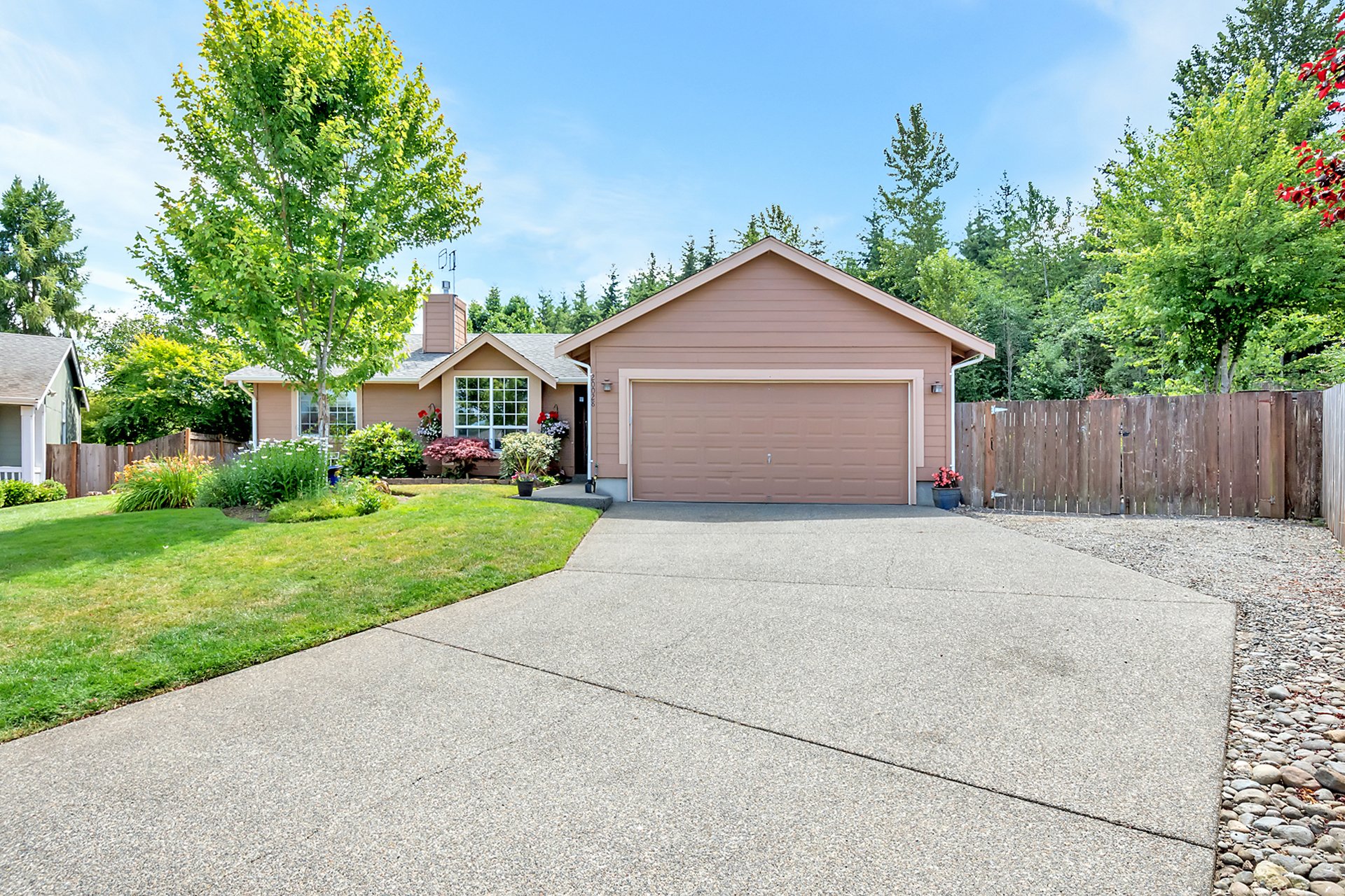 Front yard of Home for sale in Sumner WA