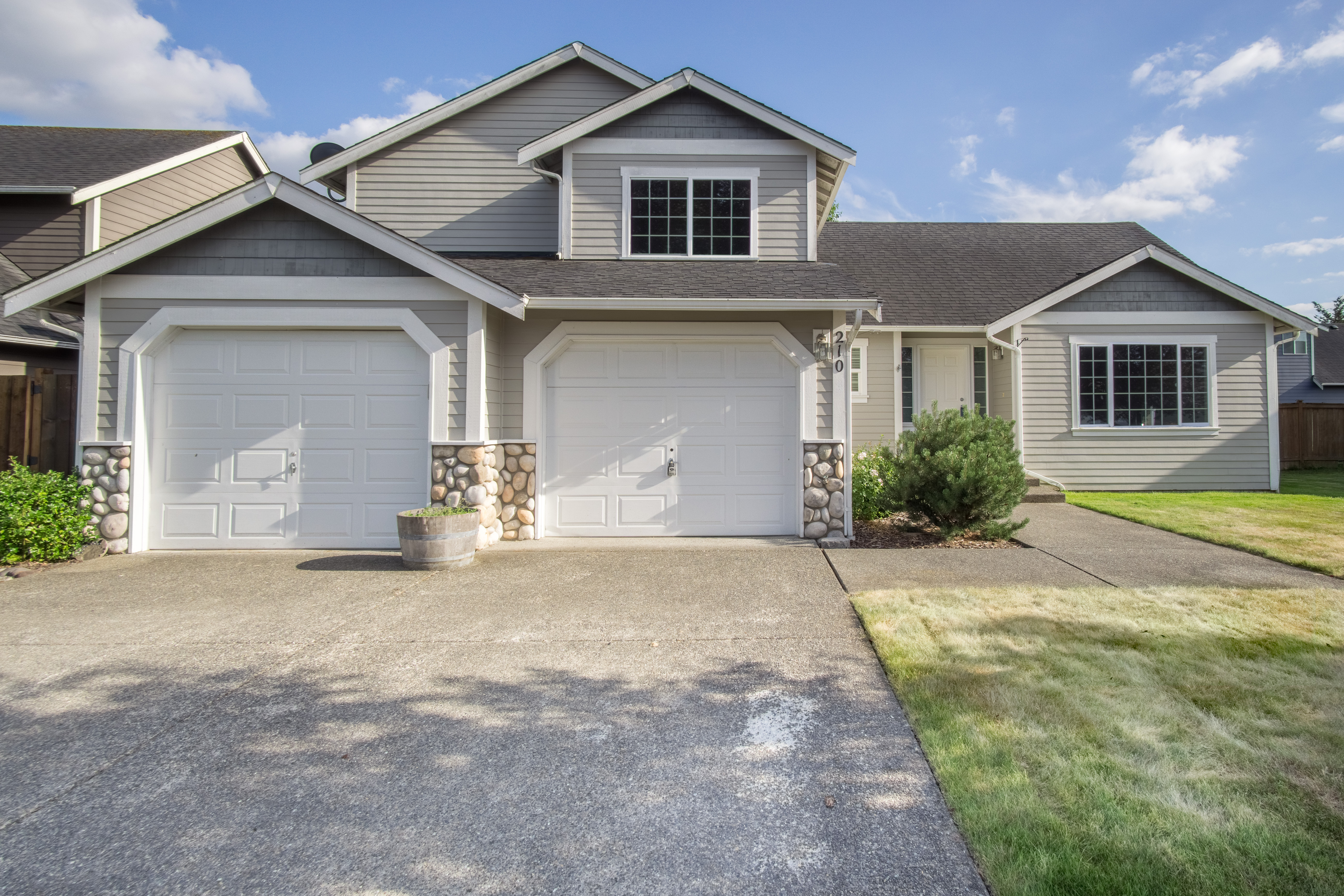 Front yard of Home for sale in Sumner WA