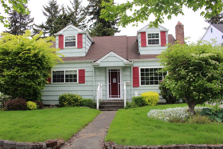 Front yard of Home for sale in Sumner WA
