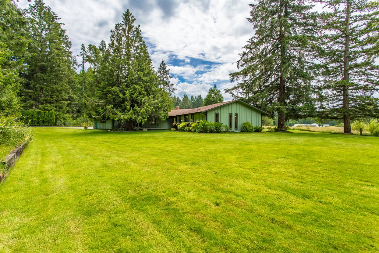 Front yard of Home for sale in Sumner WA