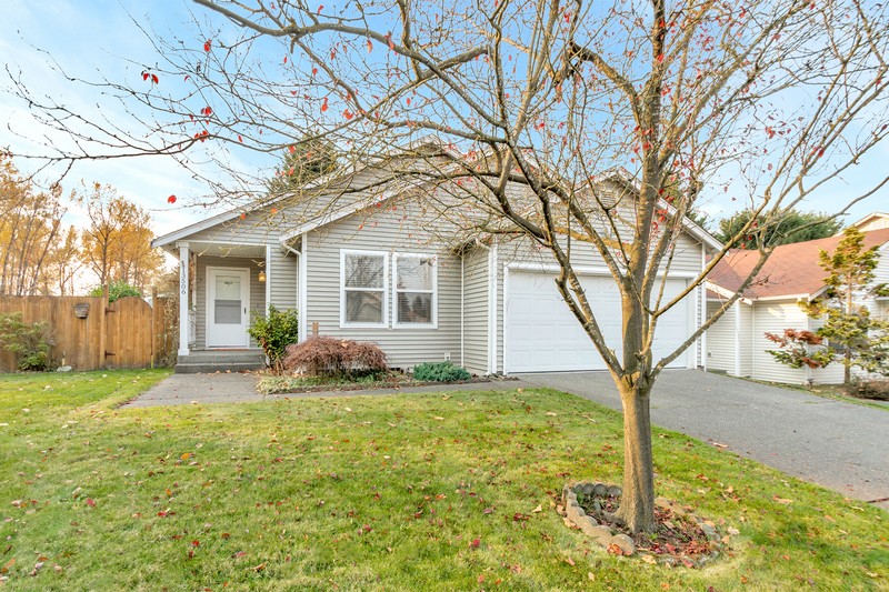 Front yard of Home for sale in Sumner WA