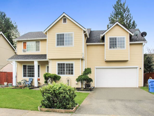 Front yard of Home for sale in Sumner WA