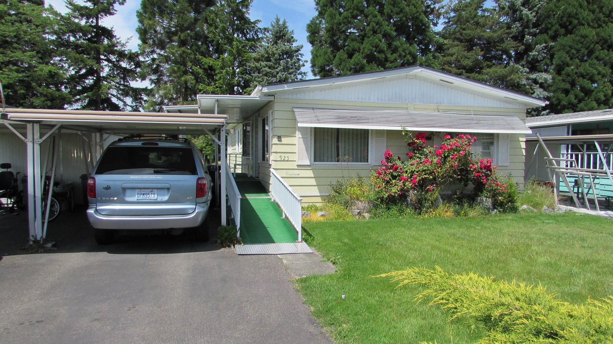 Front yard of Home for sale in Sumner WA