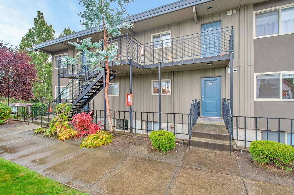 Front yard of Home for sale in Sumner WA