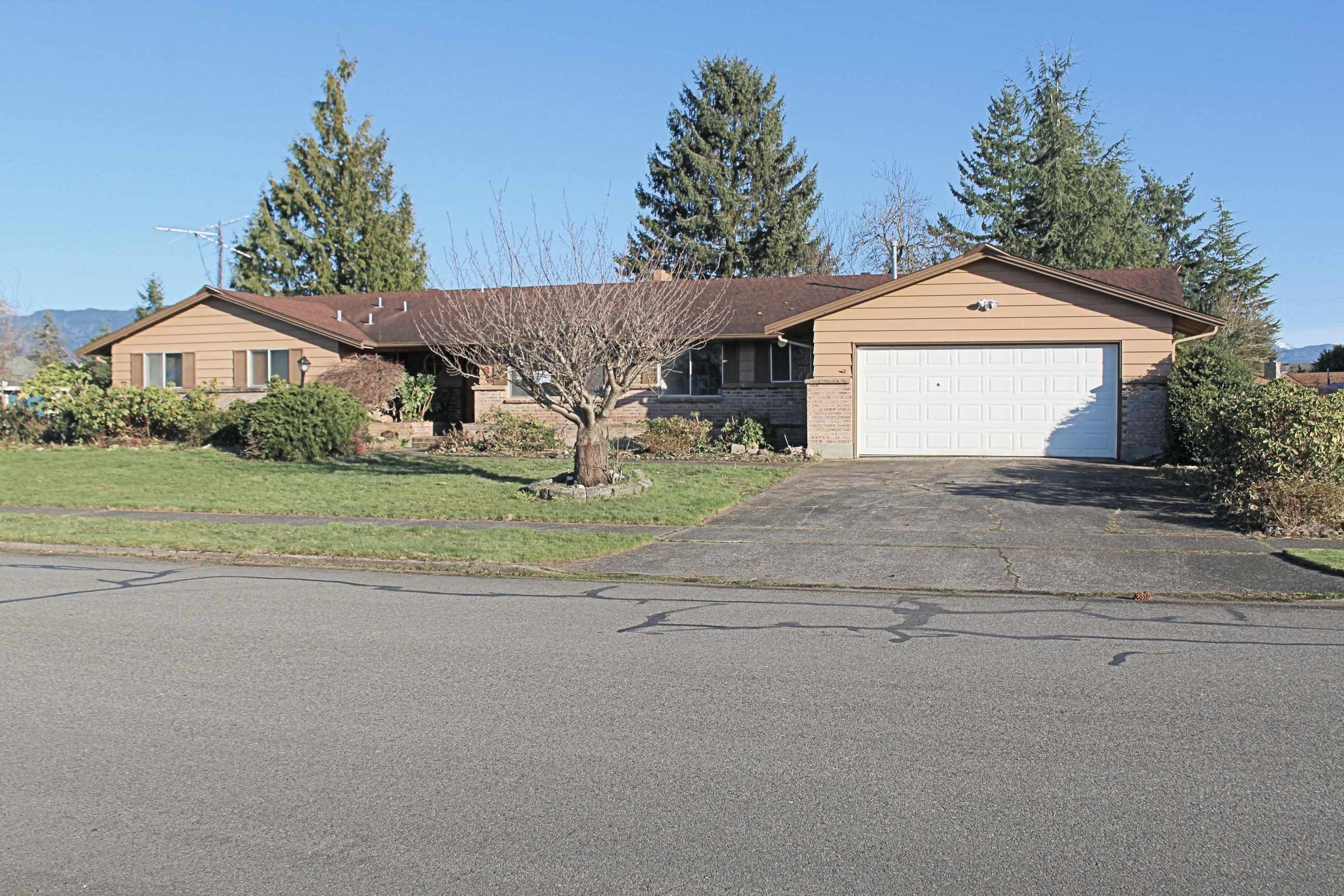 Front yard of Home for sale in Sumner WA