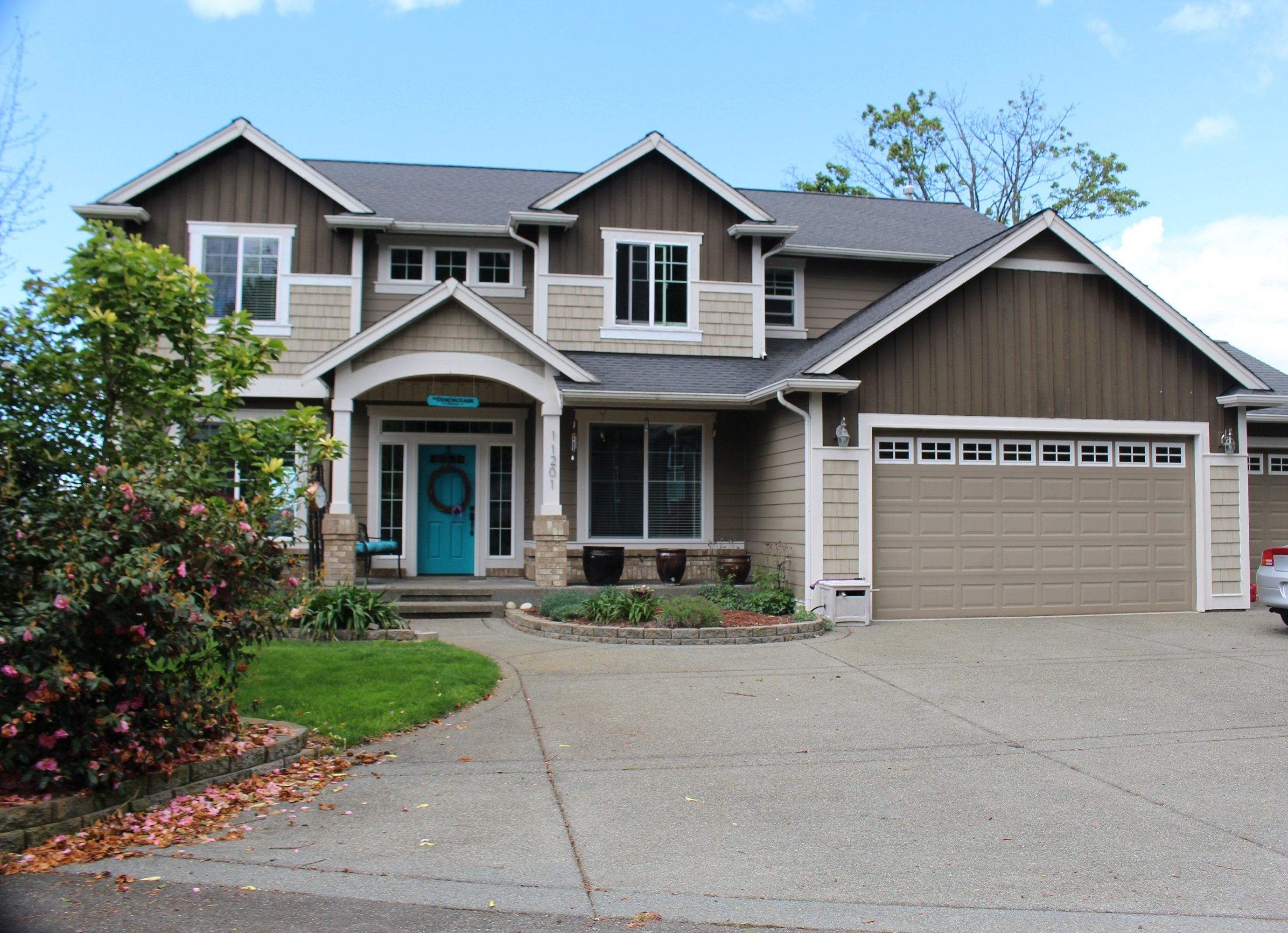 Front yard of Home for sale in Sumner WA