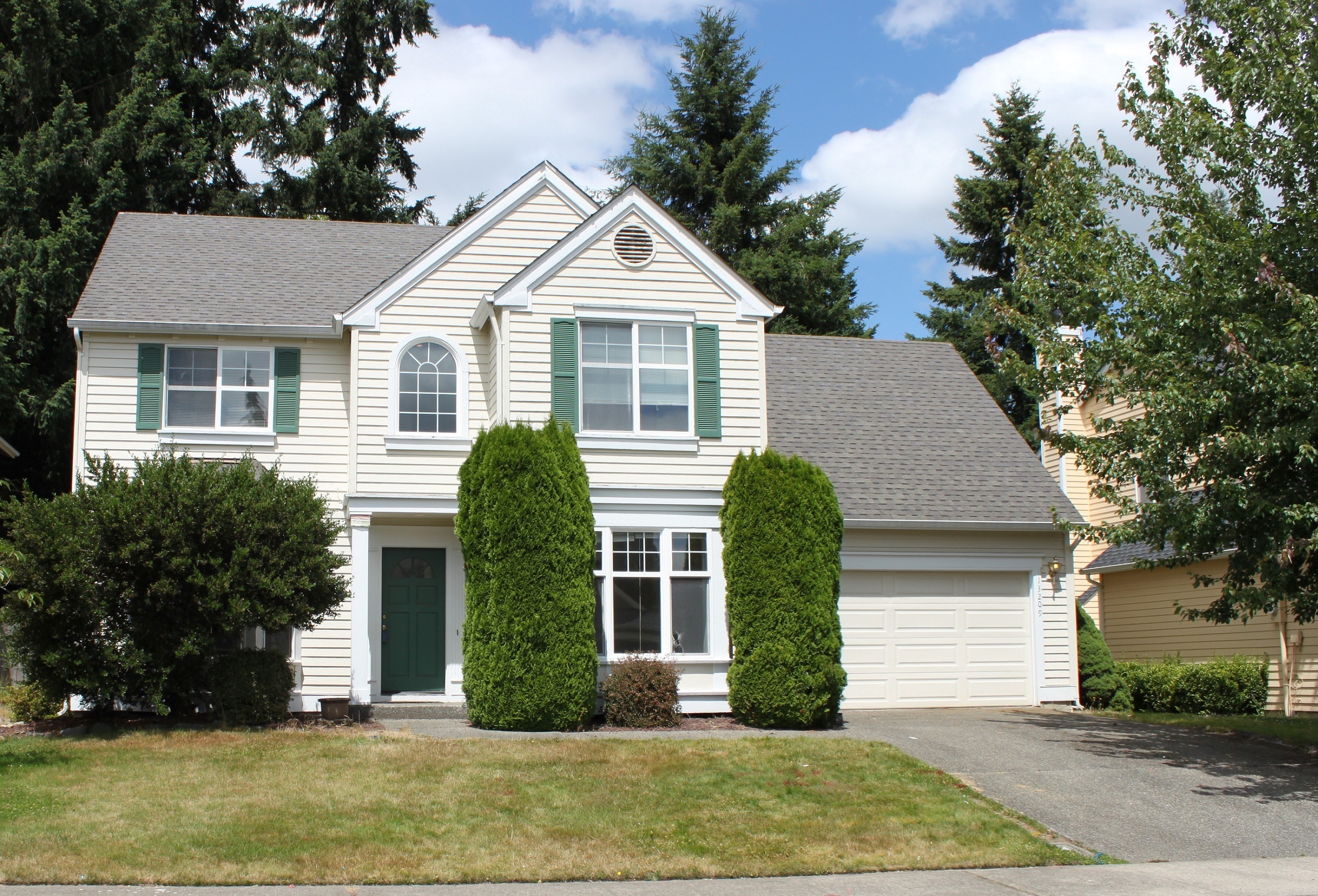 Front yard of Home for sale in Sumner WA