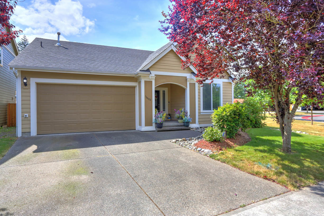 Front yard of Home for sale in Sumner WA