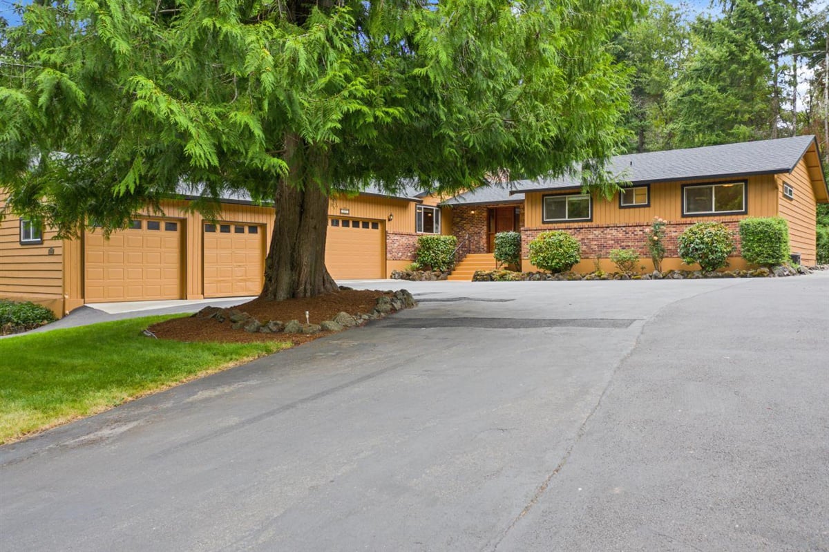 Front yard of Home for sale in Sumner WA