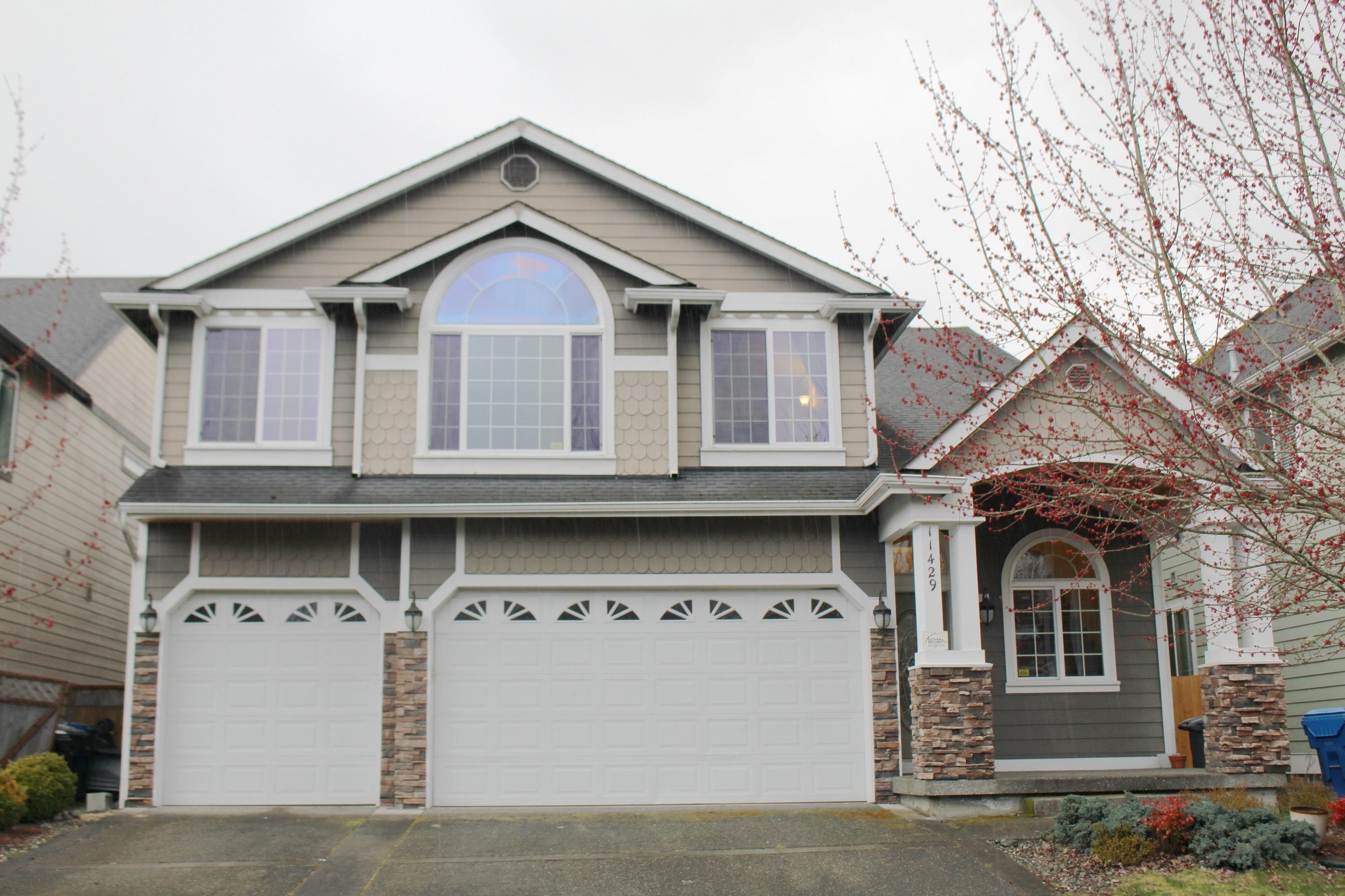 Front yard of Home for sale in Sumner WA