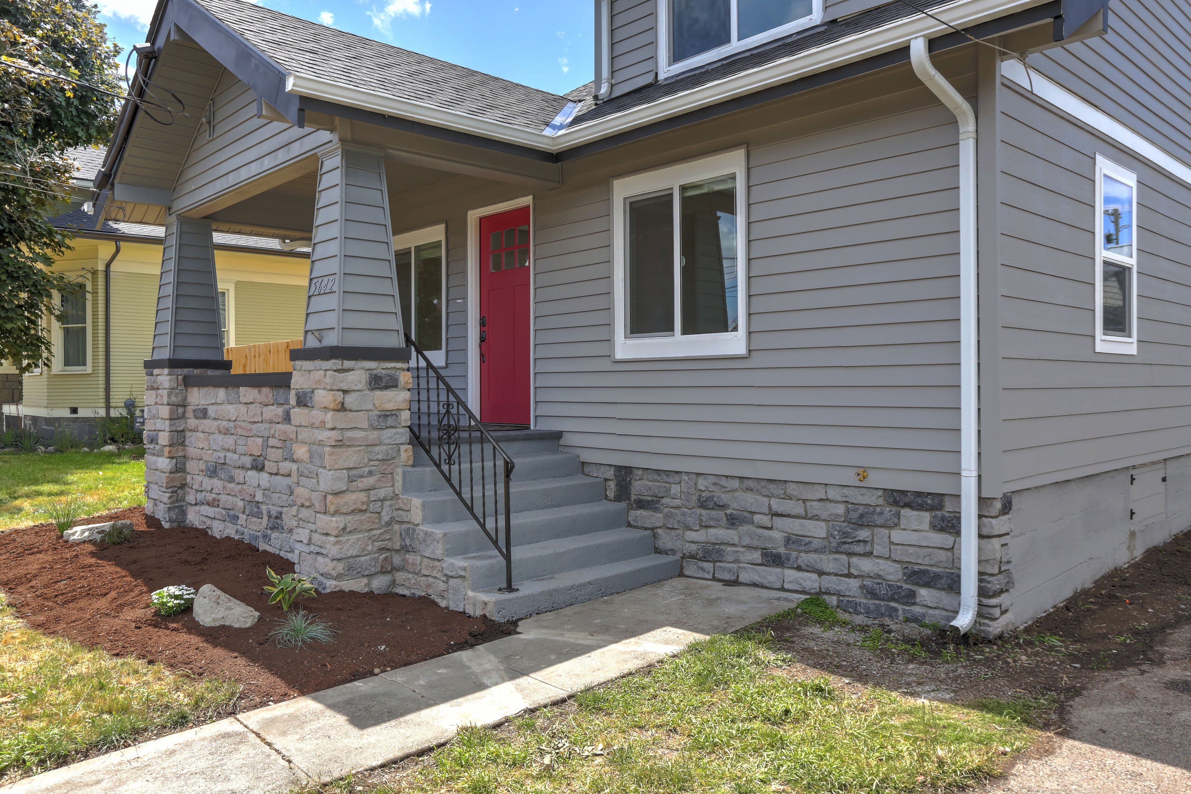 Front yard of Home for sale in Sumner WA