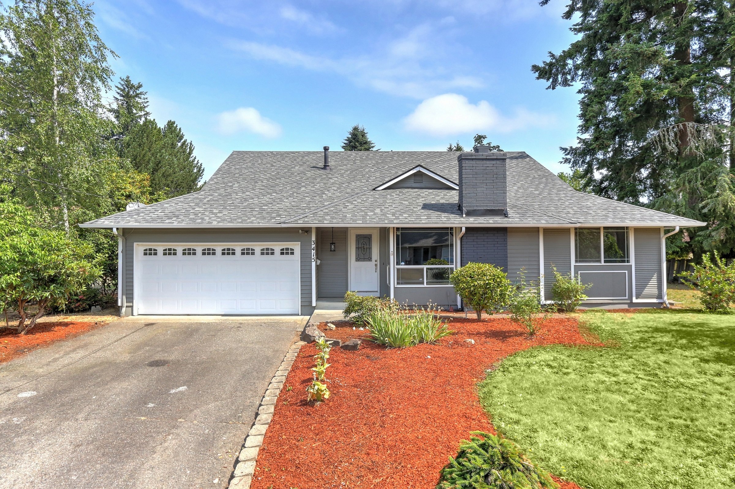 Front yard of Home for sale in Sumner WA