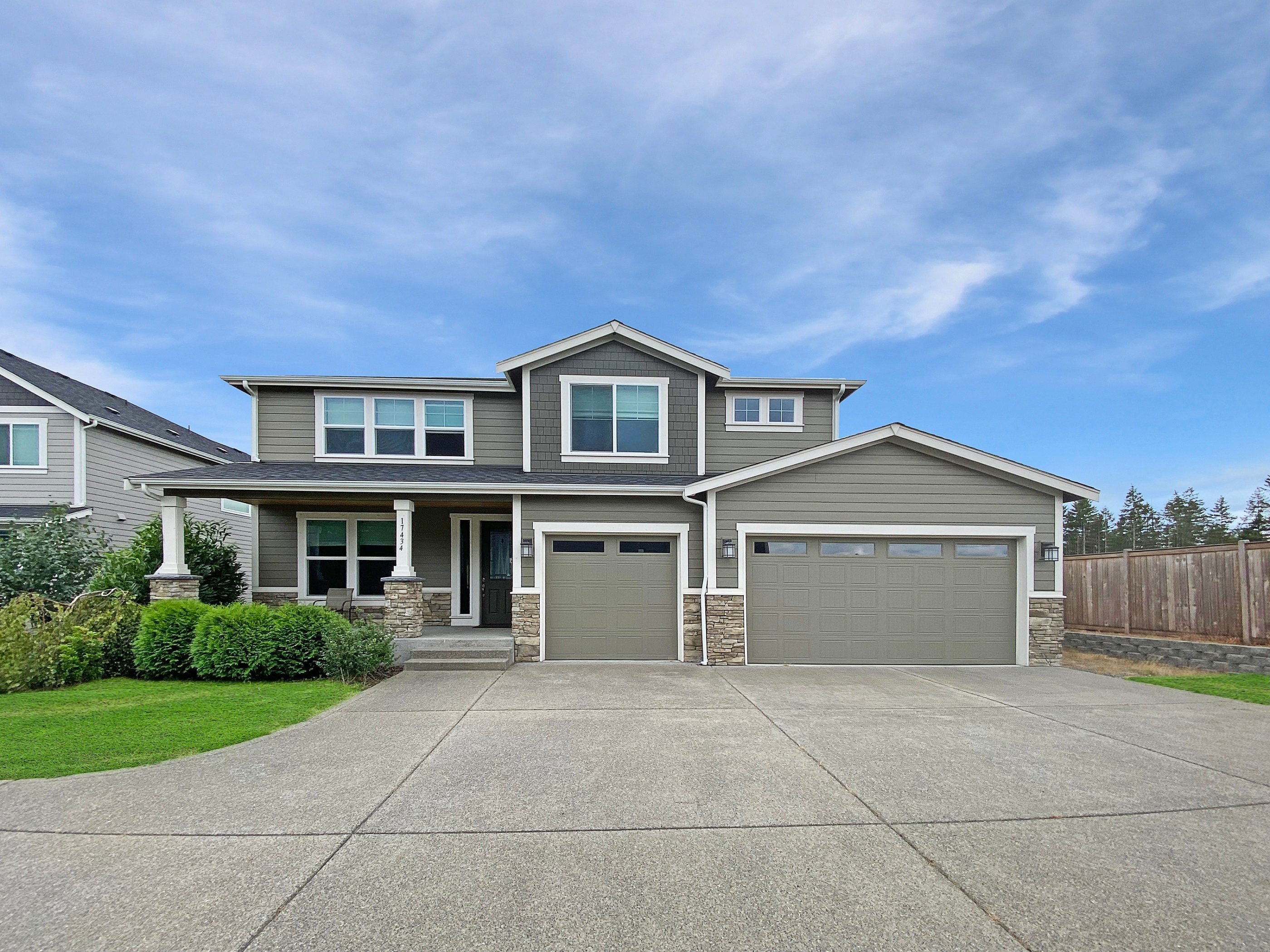 Front yard of Home for sale in Sumner WA