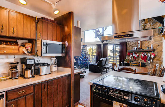 565-elk-valley-drive-evergreen-small-012-10-kitchen-666&#215;443-72dpi