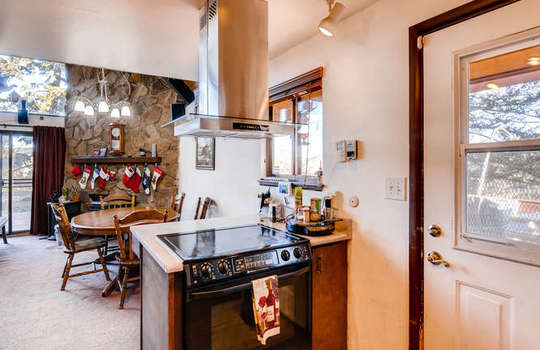 565-elk-valley-drive-evergreen-small-013-23-kitchen-666&#215;443-72dpi