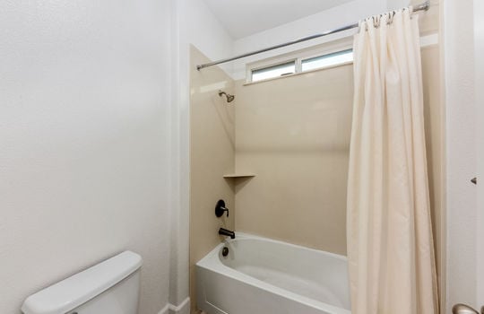 bathroombetweenbedroom1-2034