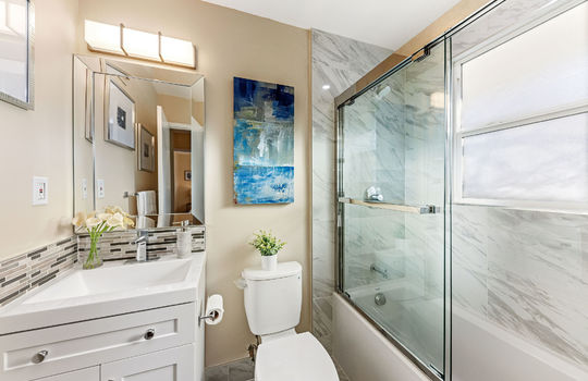hallwaybath0032
