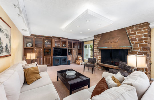 downstairsfamilyroom0044