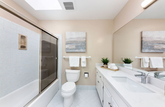 hallwaybathroom034