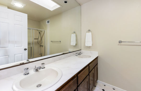 bathroomupstairs39