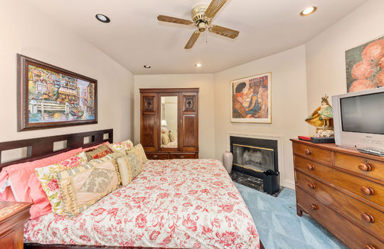 bedroomupstairs010
