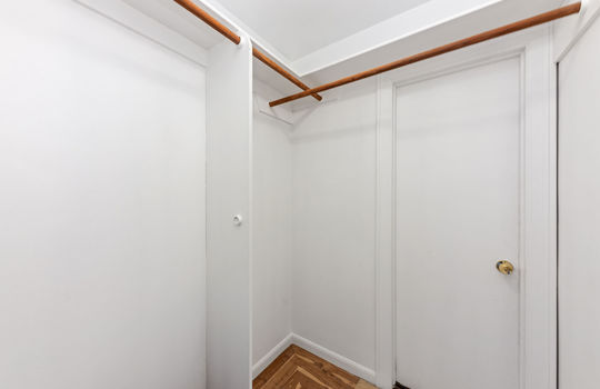 bedroom1closet43