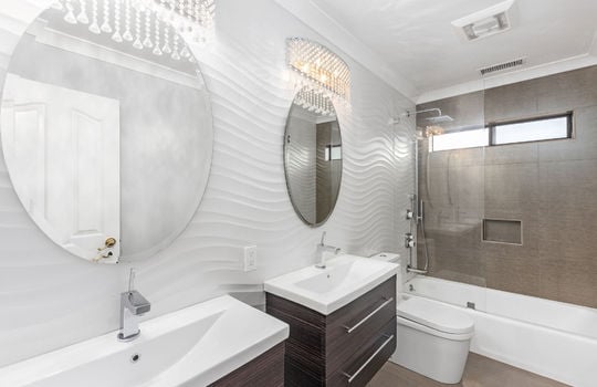 upstairshallwaybath45