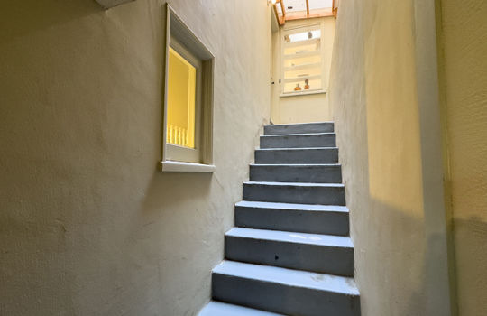 garagefoyerstairsto1stfloor34