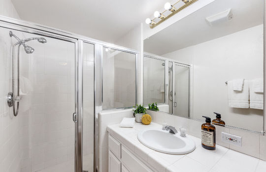 hallwaybath18
