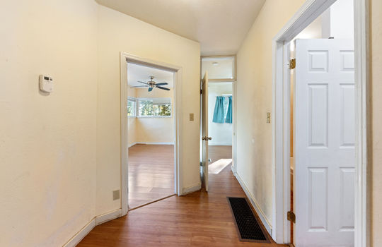 hallwaytobedrooms10