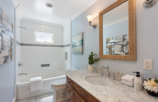 hallwaybathroom27