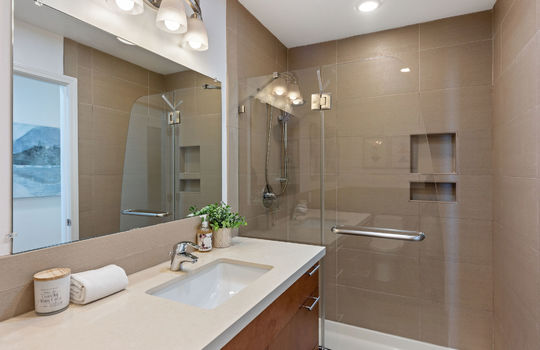 hallwaybath44