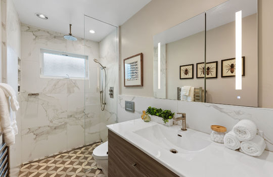 hallwaybathroom25