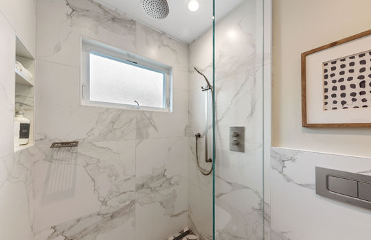 hallwaybathroom26