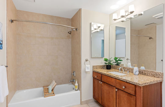 hallwaybath14