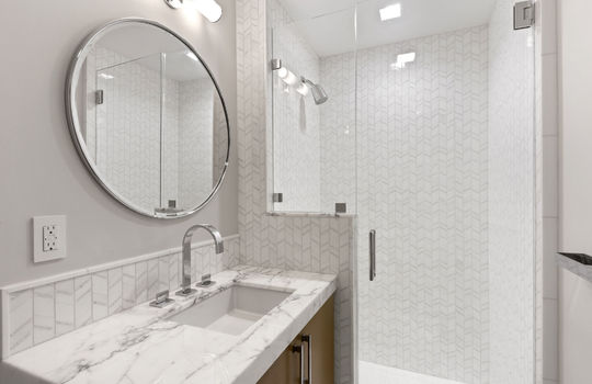 hallwaybathroom22