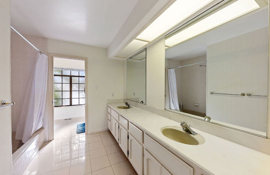 hallwaybathroom26