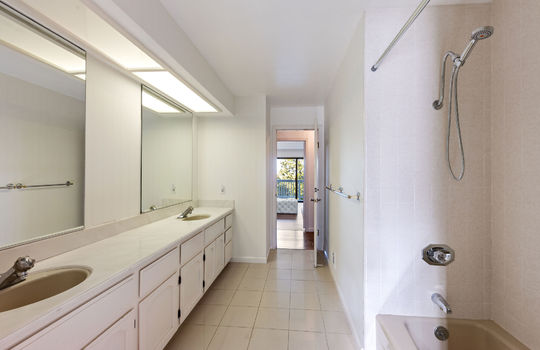 hallwaybathroom28