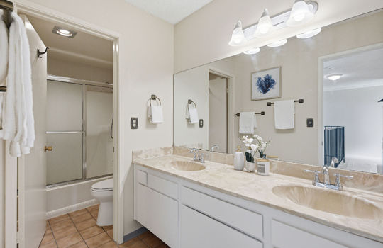 bathroomupstairs27