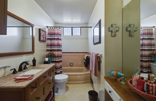 hallwaybath18