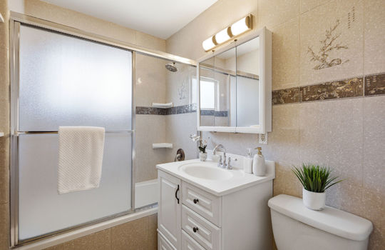 hallwaybath37