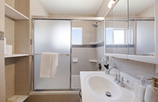 hallwaybath38