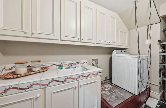 laundryroomnexttobedroom5133